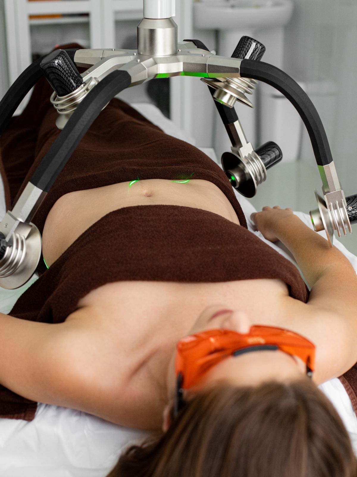 Doctor-led body contouring assessment and treatment setup.