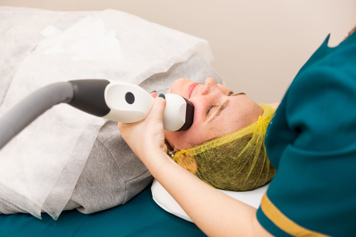 Energy-based facial treatment scene representing non-surgical lifting support.